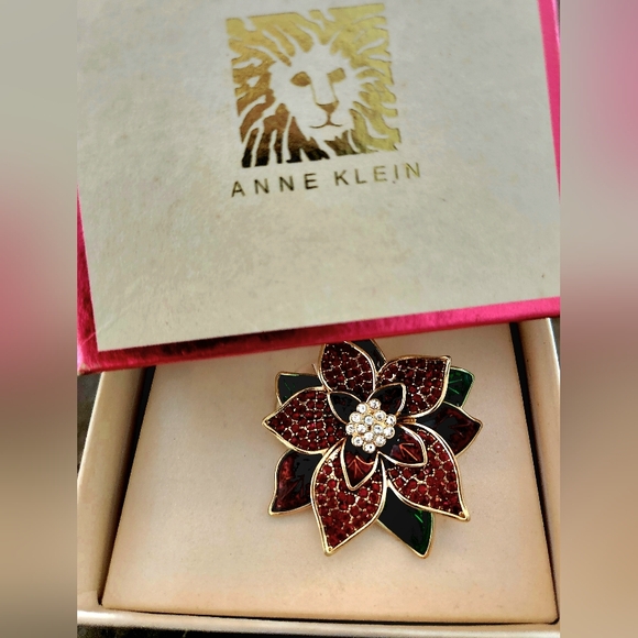 NIB Anne Klein gold-tone pavé enamel Christmas Holiday poinsettia pin brooch - Picture 3 of 6